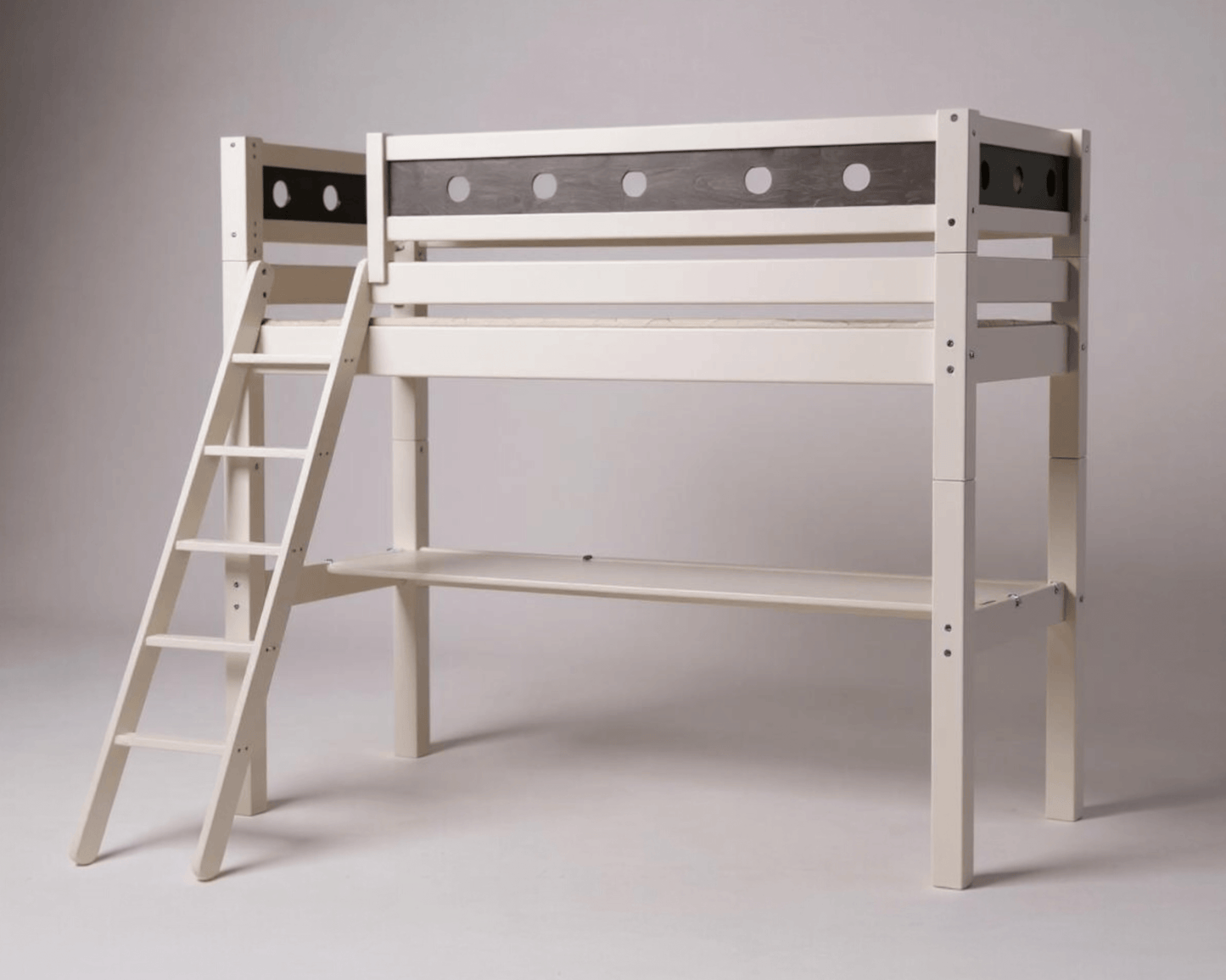 Lahe - Safety barrier with plywood - 90x200 cm - White mounted on a high bed with a ladder.
