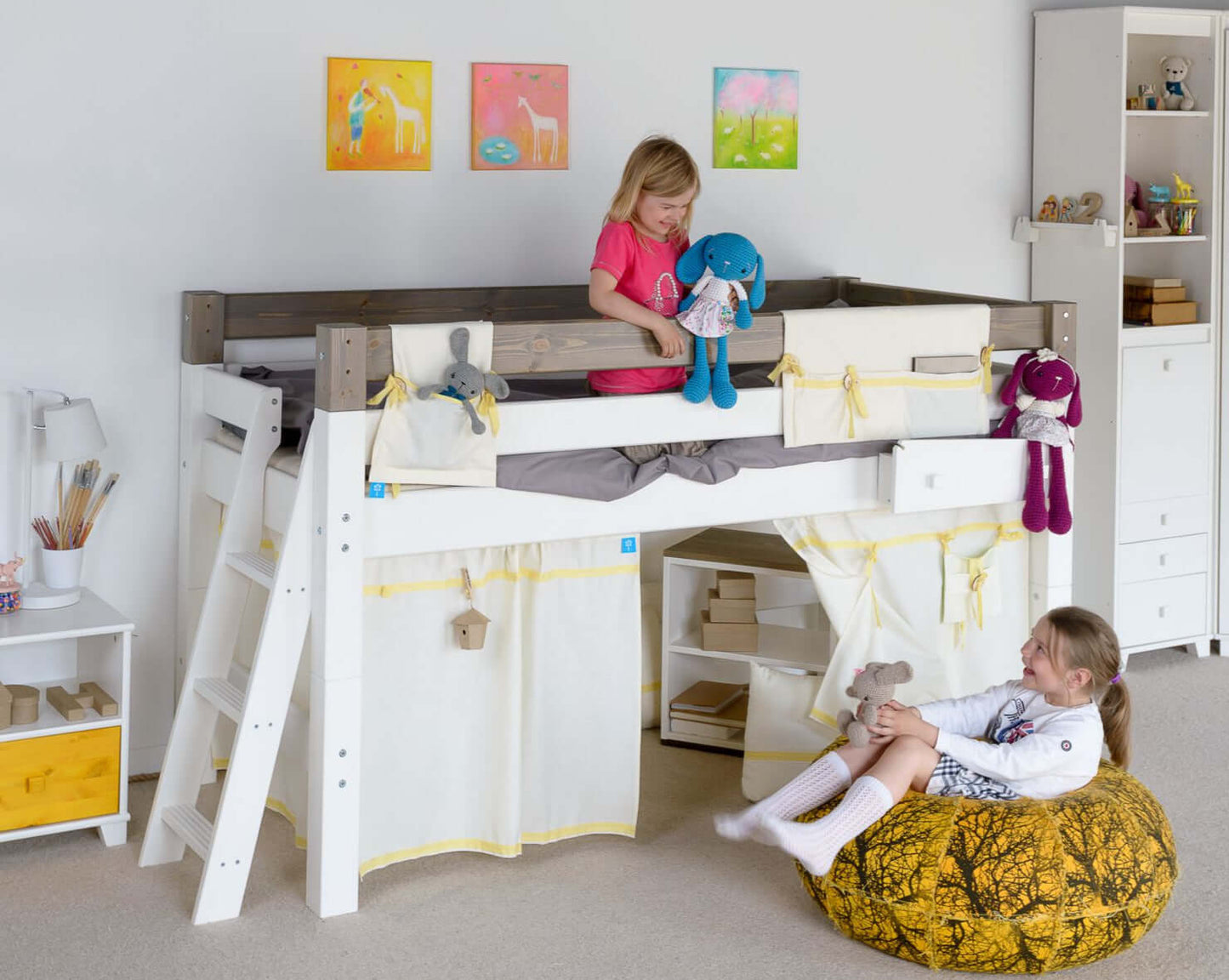 Lahe - Safety barrier all around, open at the end - 90x200 cm on a children's loft bed with playful decor.