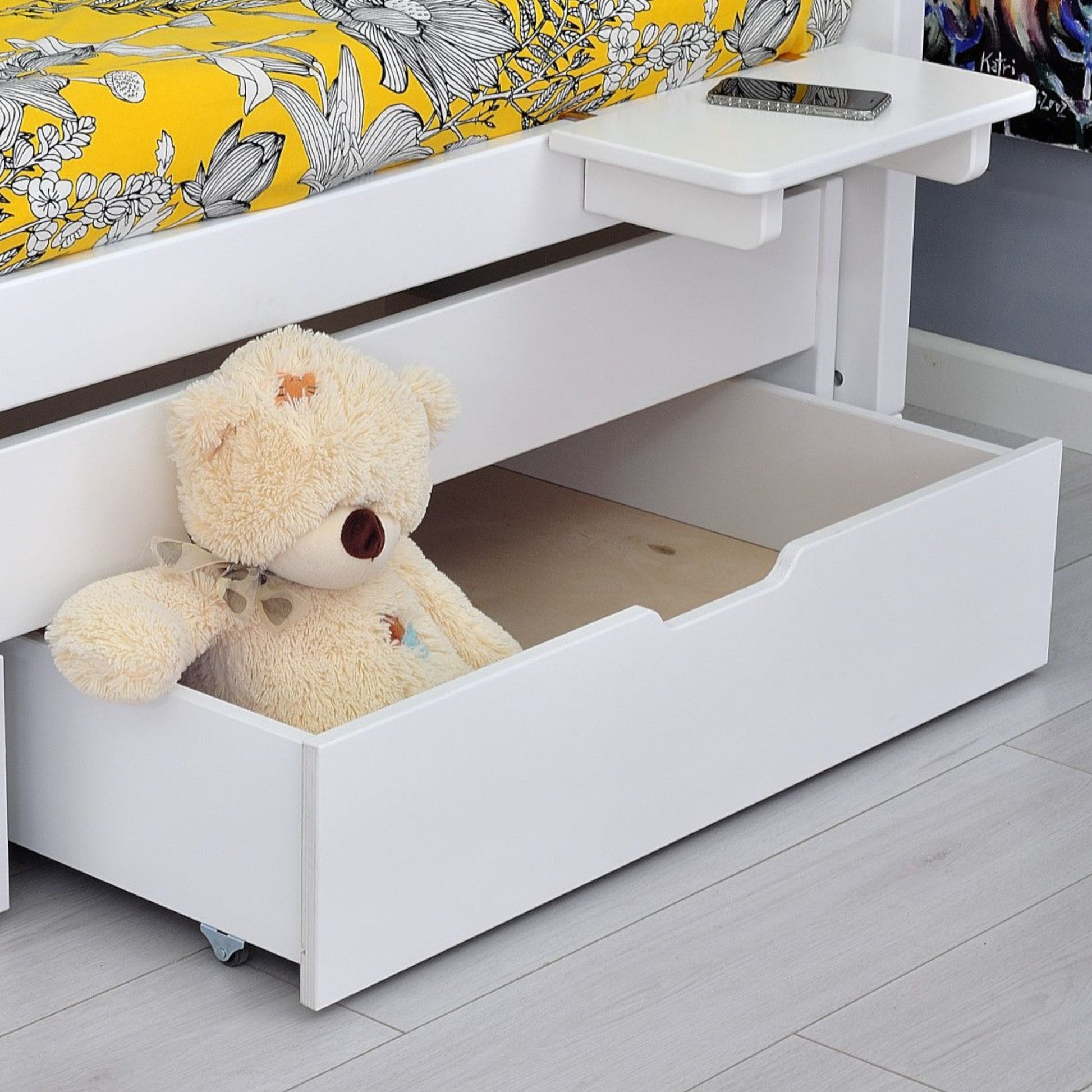 Jerwen - Bed drawer - 90x75x21 cm with teddy bear in a child’s bedroom storage solution.