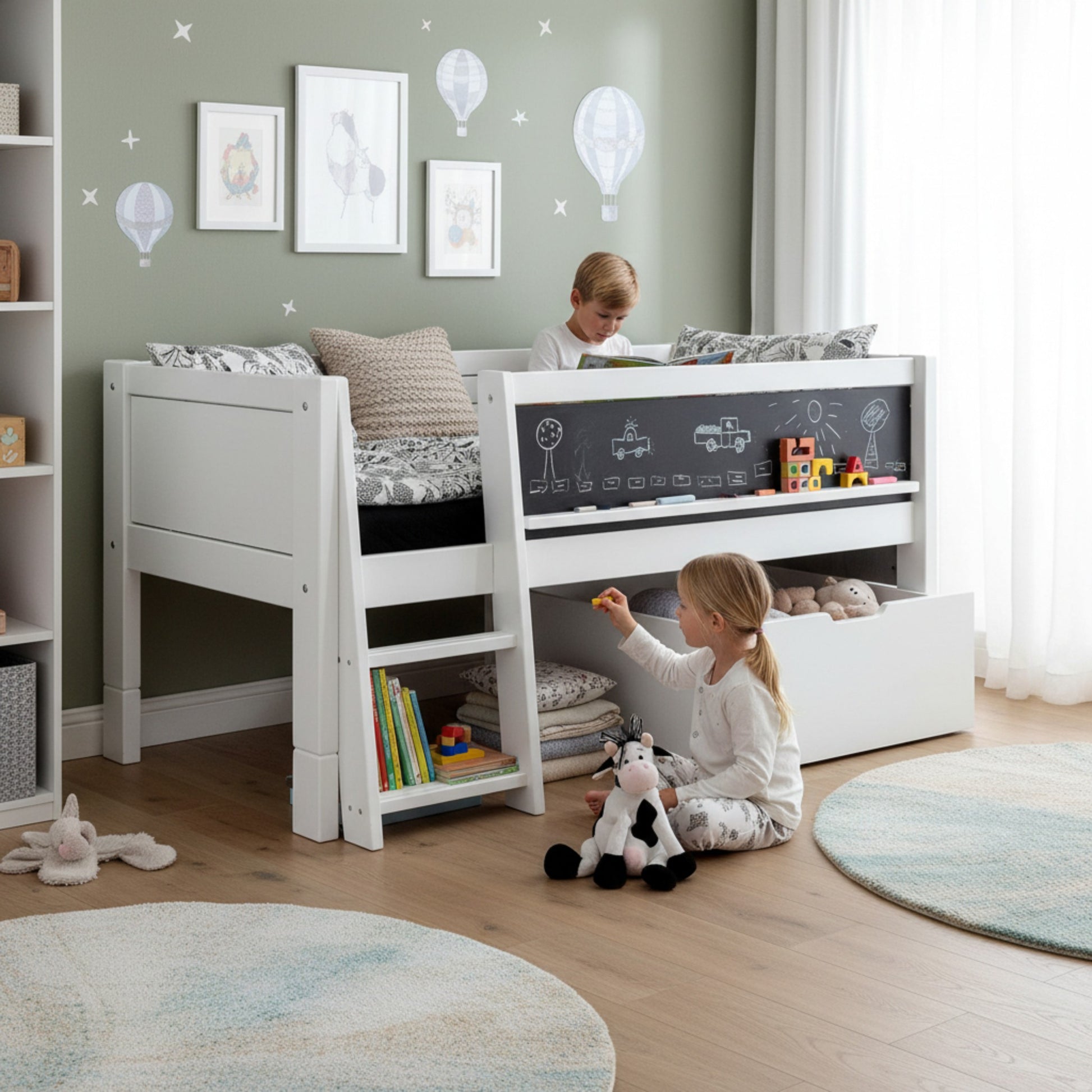 Jerwen - Compact bed with blackboard and ladder - 70x160 cm in a children's bedroom setting.