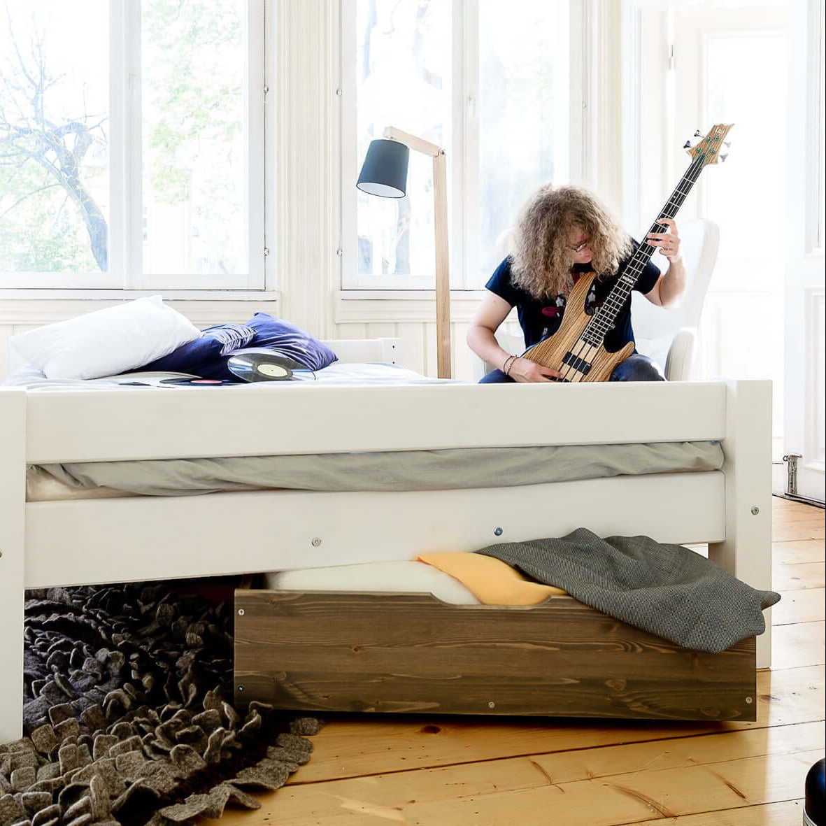 Lahe - Bed - 140x200 cm - White with a musician playing bass and stylish interior decor.