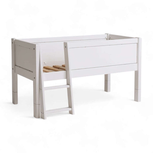 Jerwen - Compact bed with safety barrier and ladder - 90x200 cm, featuring a sturdy design and ladder for kids.