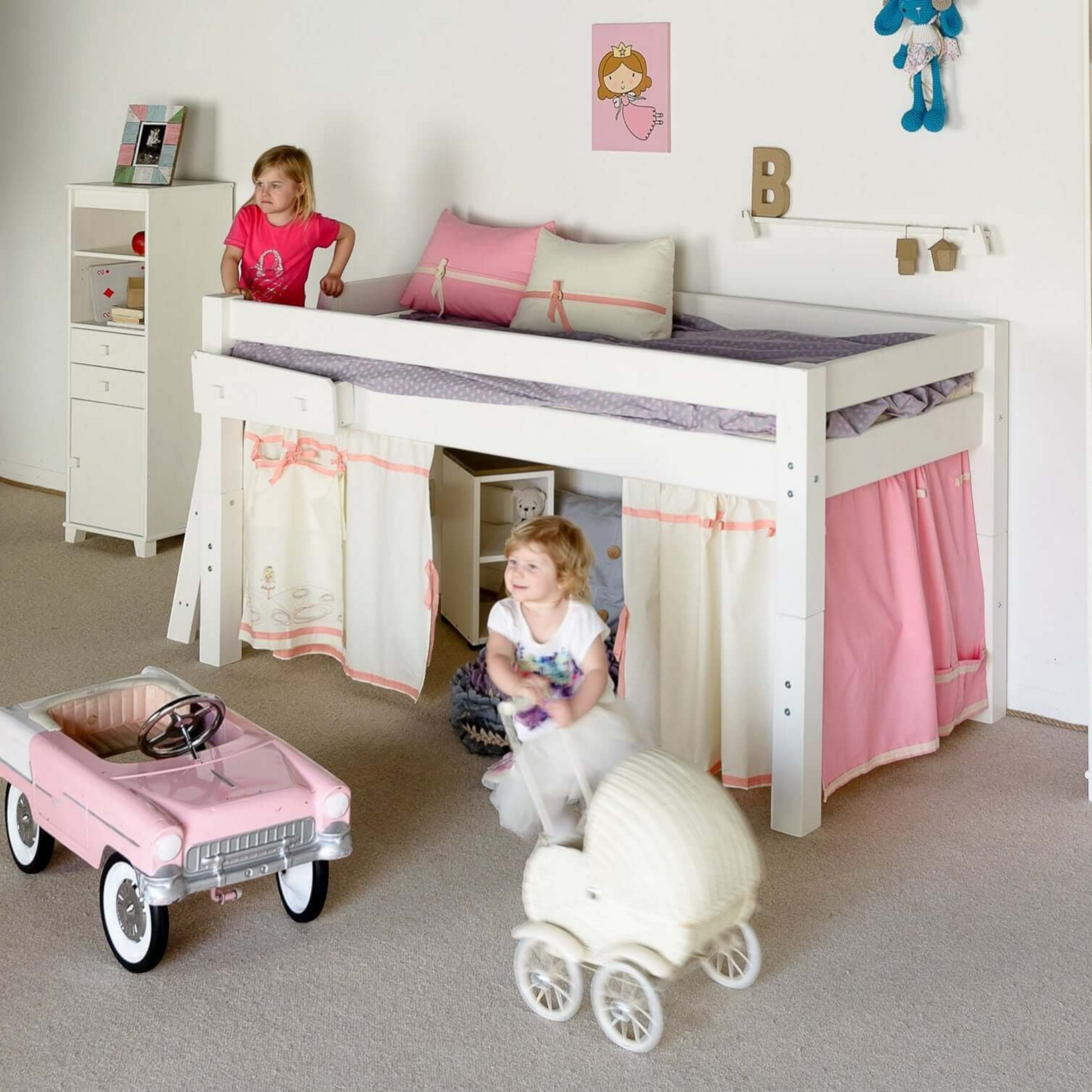 Lahe - Half high bed with slant ladder end mount - 90x200 cm - White in a stylish children's room.