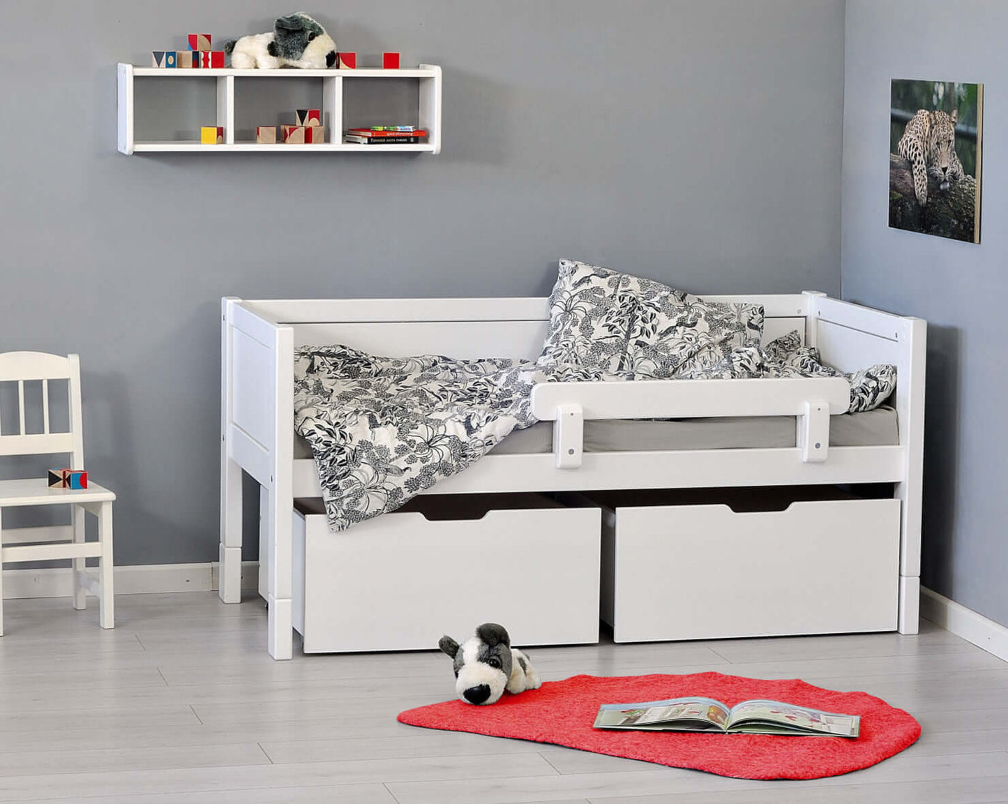 Jerwen - Compact bed - 70x160 cm in a child's bedroom with storage drawers and decorative bedding.