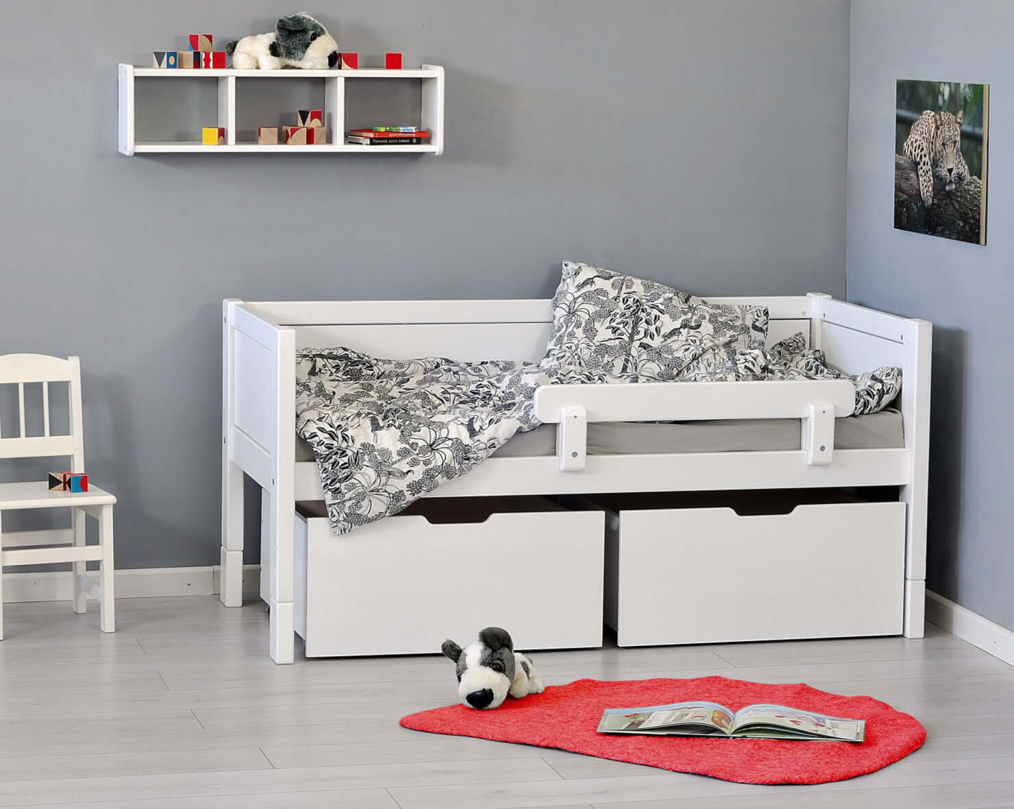Jerwen - Compact bed - 70x160 cm in a child's bedroom with storage drawers and decorative bedding.