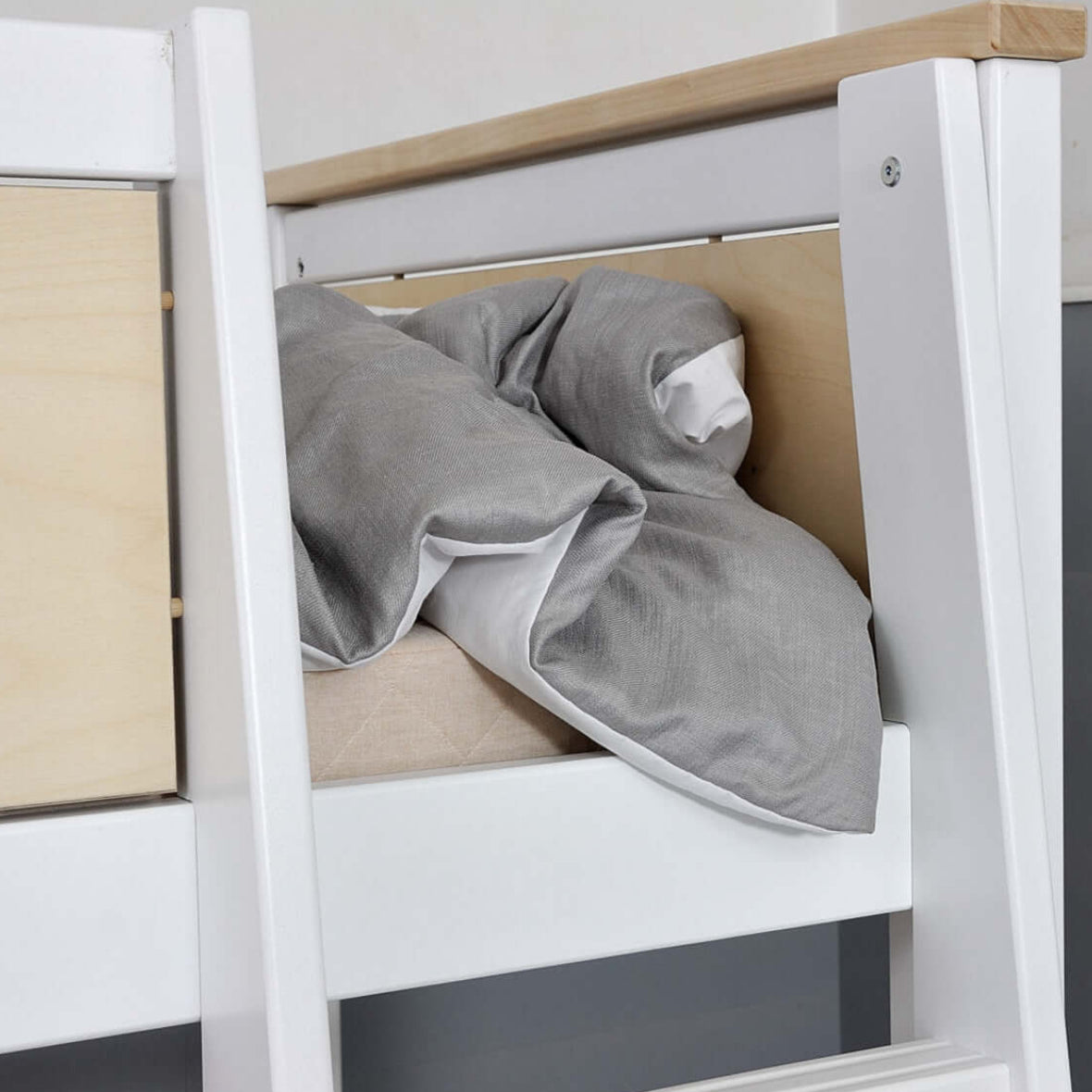 Jerwen - High bed - 90x200 cm with bedding in gray on a natural birch wood frame.