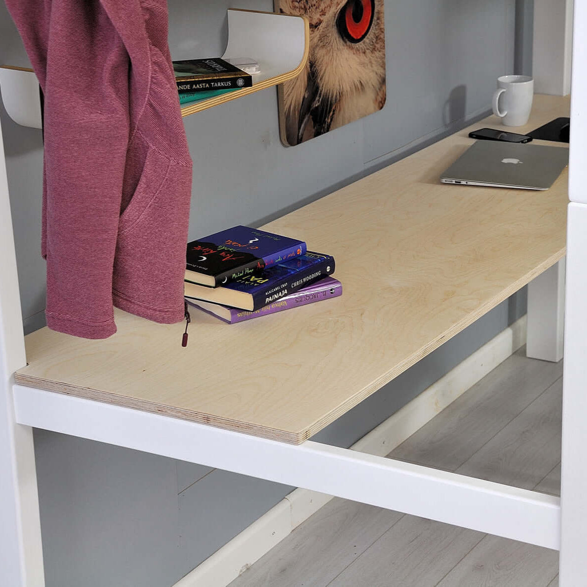 Jerwen - High bed - 90x200 cm with desk space, books, laptop, and cozy atmosphere in a children's room.