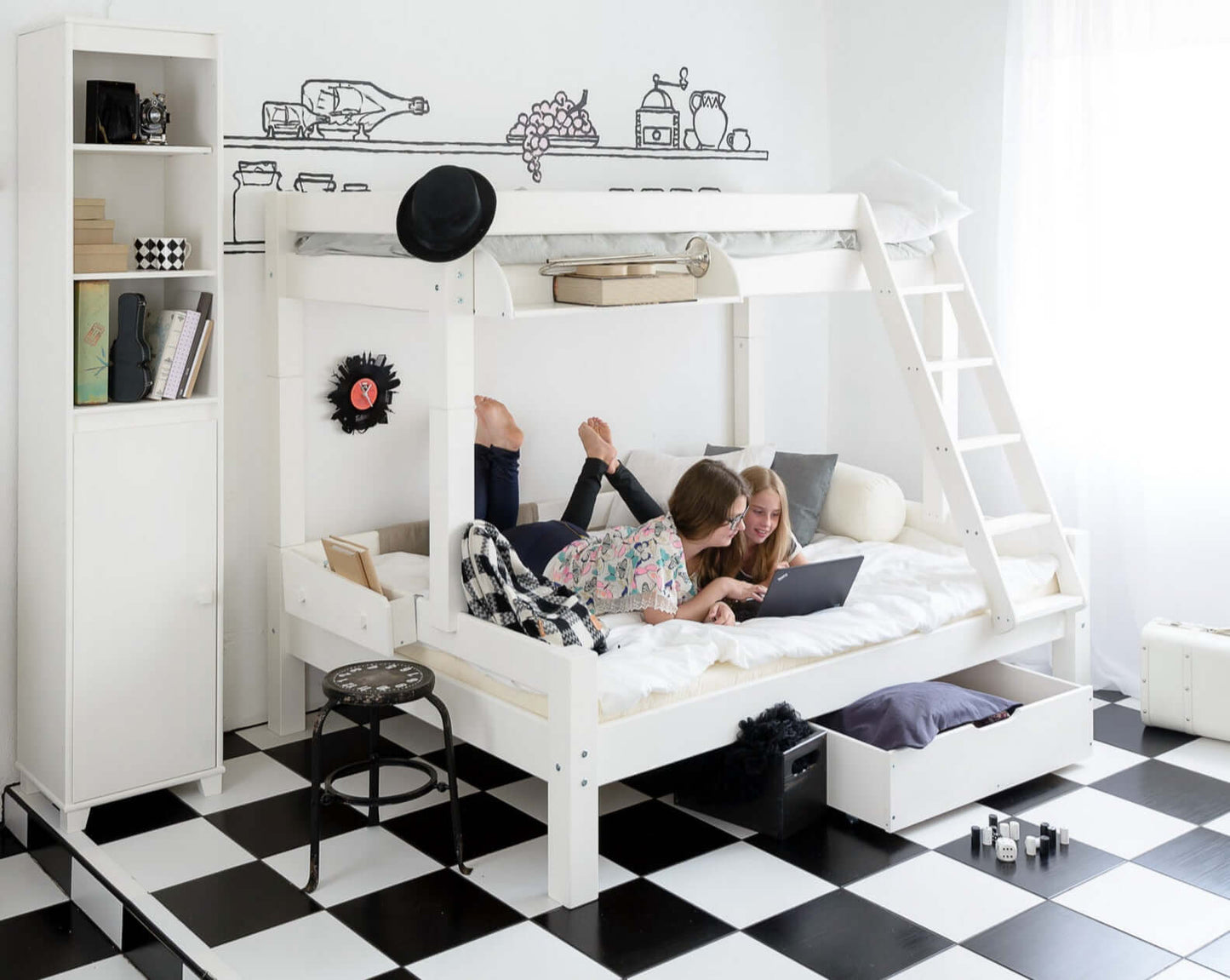 Two children enjoying their time on the Lahe - Family bunk bed - 90/140x200 cm - White in a stylish room.